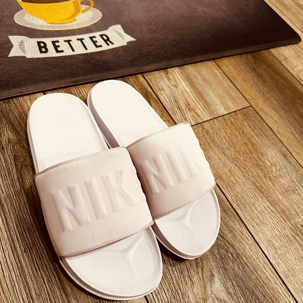 Never worn women’s Nike offcourt slides